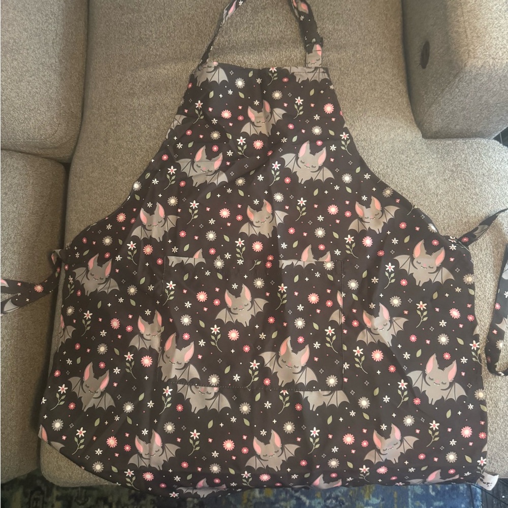 NWOT Em & Sprout bat print apron